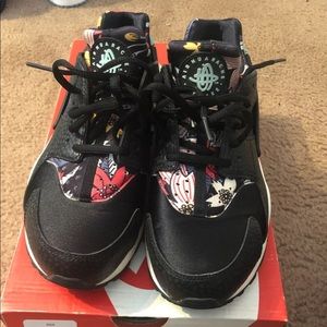 Black floral Huarache